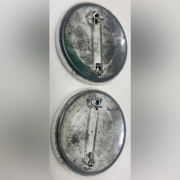 Vintage 1970s Set of 2 NO FLAME Fire Illustrated Pinback Buttons Antique Rare - Picture 7 of 8